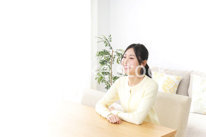 部屋でリラックスする女性