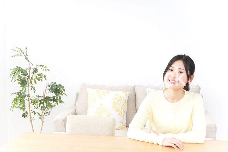 部屋でリラックスする女性