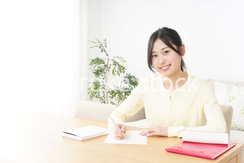 自宅で勉強をする若い女性