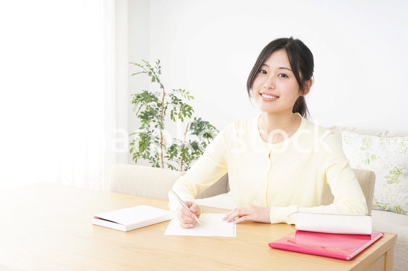 自宅で勉強をする若い女性