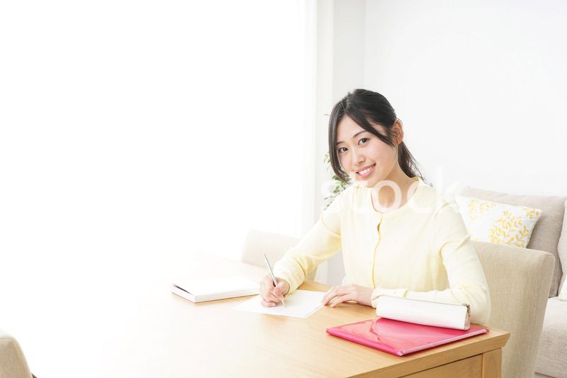 自宅で勉強をする若い女性