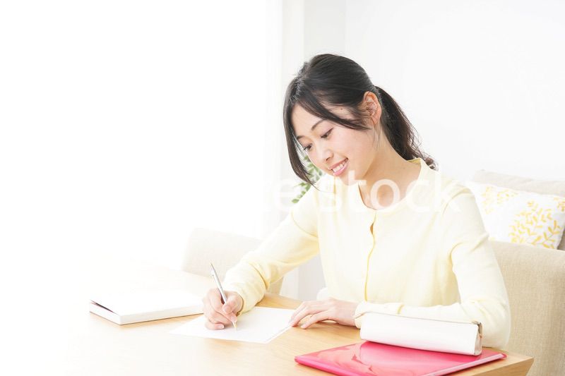 自宅で勉強をする若い女性