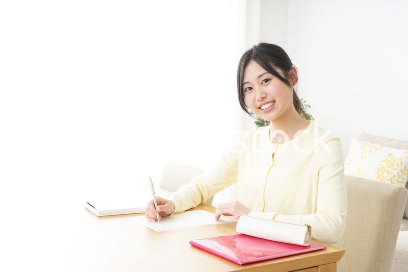 自宅で勉強をする若い女性