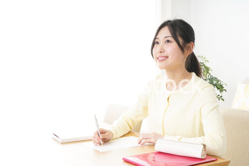 自宅で勉強をする若い女性