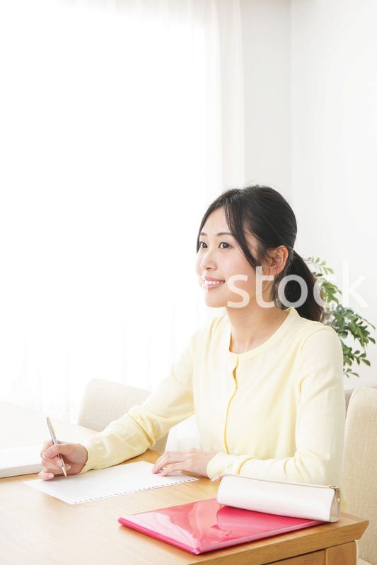 自宅で勉強をする若い女性