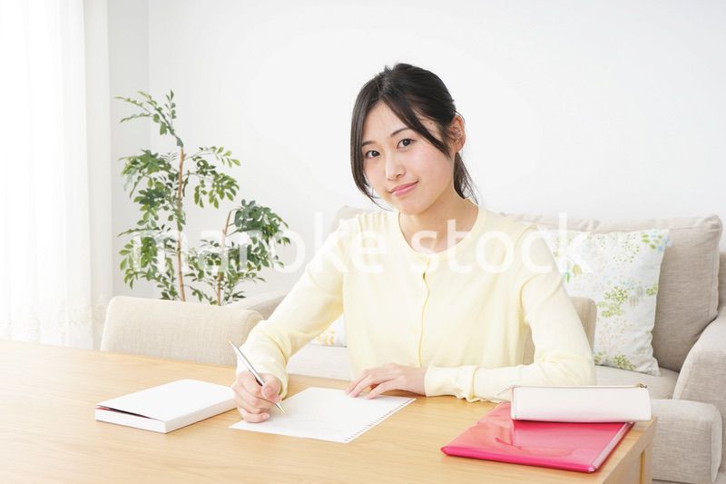 自宅で勉強をする若い女性