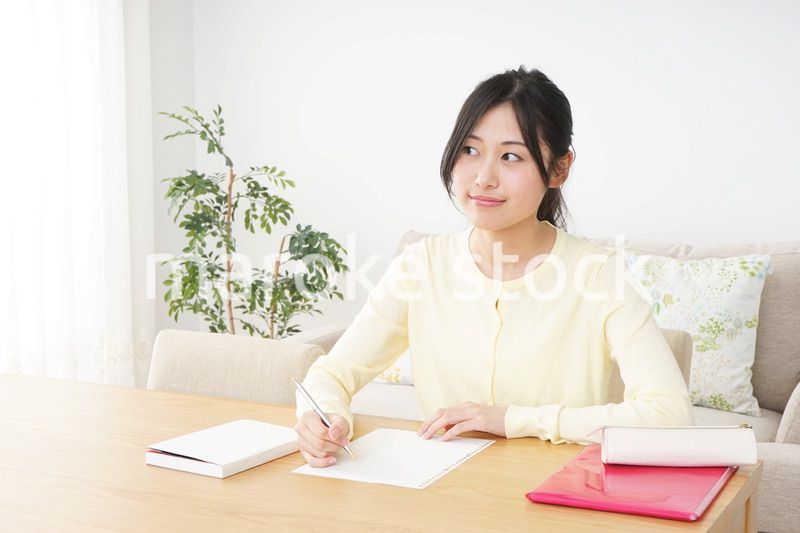 自宅で勉強をする若い女性