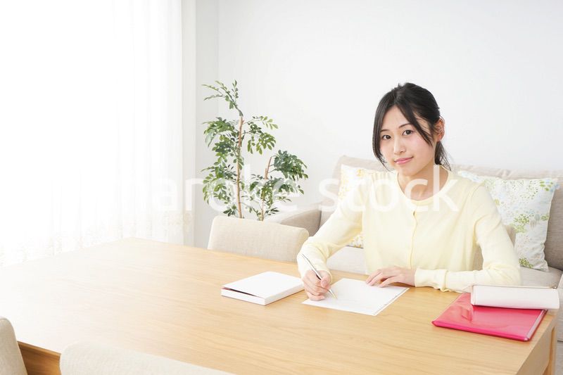 自宅で勉強をする若い女性
