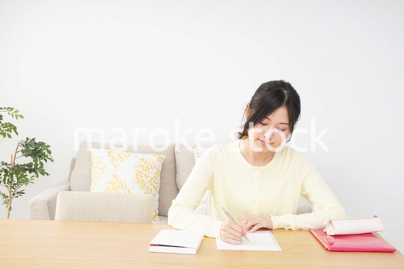 自宅で勉強をする若い女性