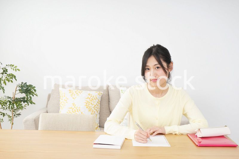 自宅で勉強をする若い女性