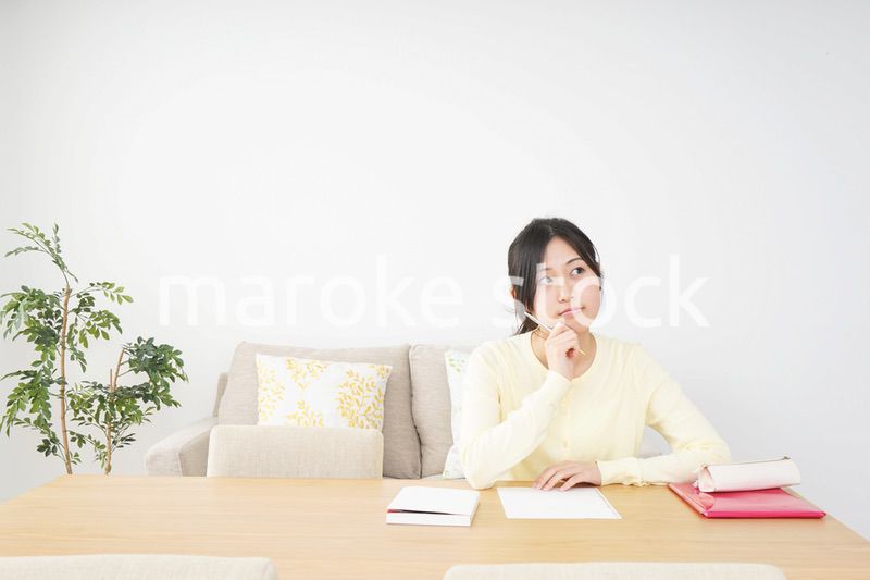 自宅で勉強をする若い女性