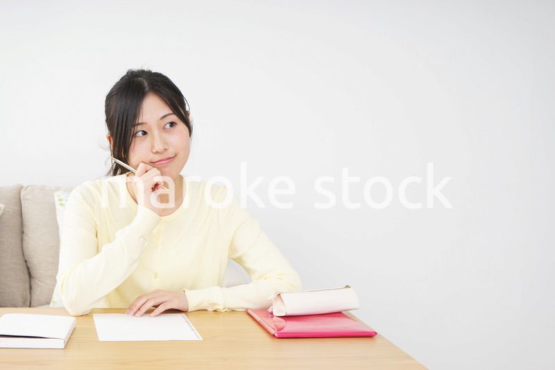 自宅で勉強をする若い女性