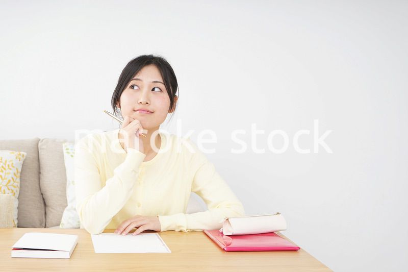 自宅で勉強をする若い女性