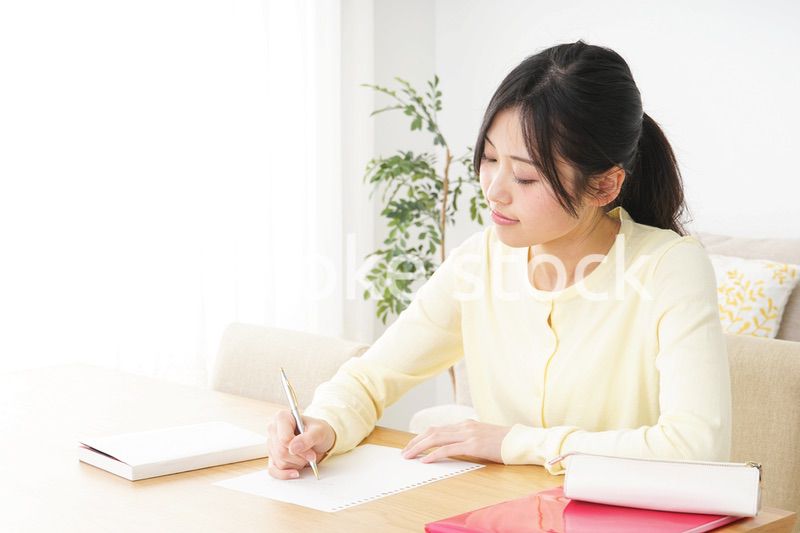 自宅で勉強をする若い女性
