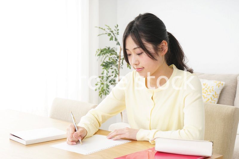 自宅で勉強をする若い女性