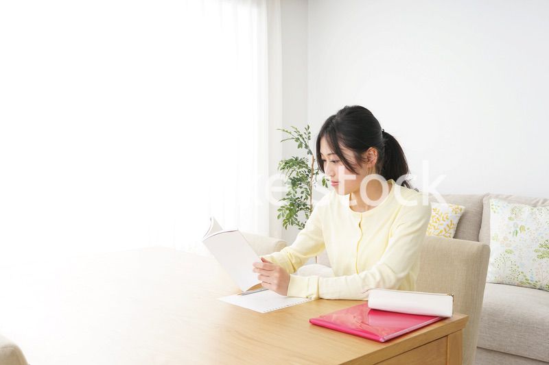 自宅で勉強をする若い女性