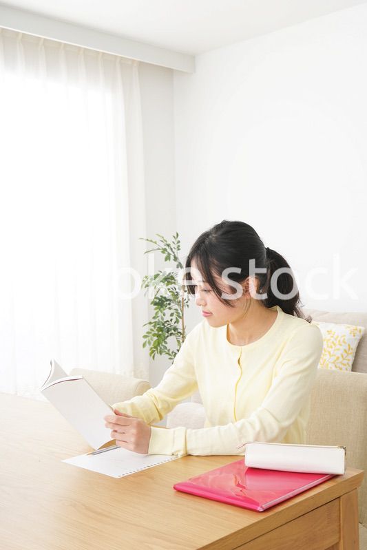 自宅で勉強をする若い女性