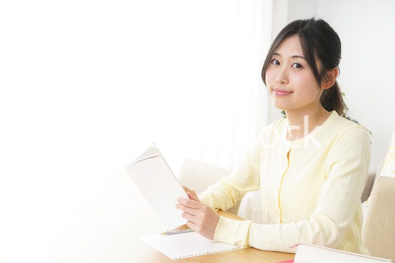自宅で勉強をする若い女性