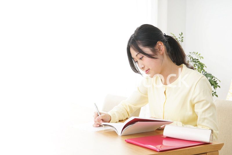 自宅で勉強をする若い女性