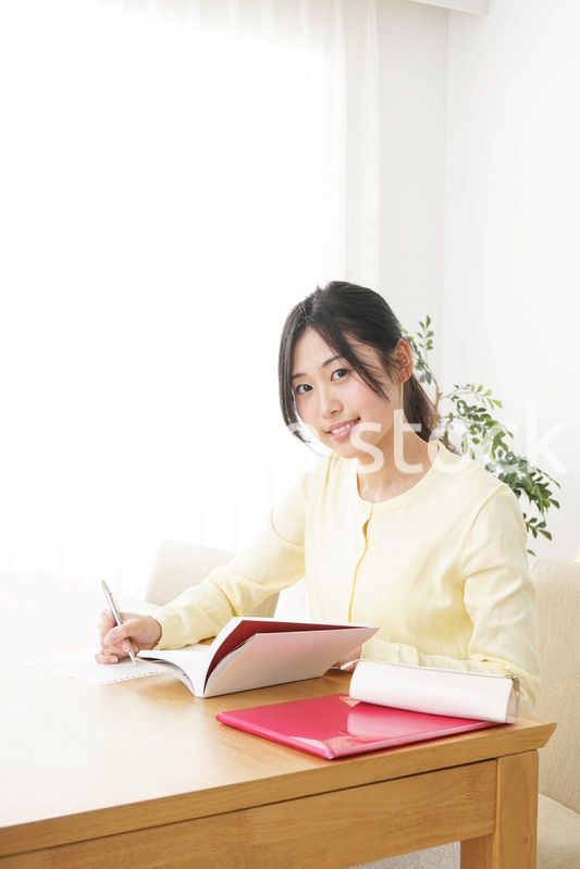 自宅で勉強をする若い女性
