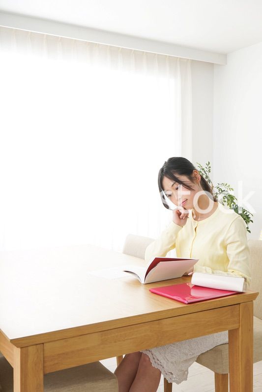 自宅で勉強をする若い女性