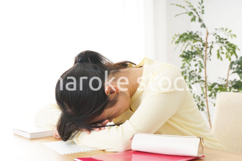 睡眠不足の若い女性