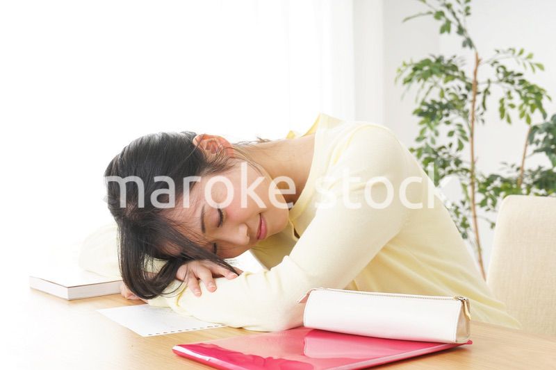 睡眠不足の若い女性