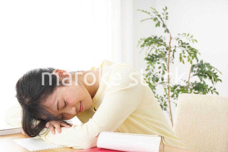 睡眠不足の若い女性