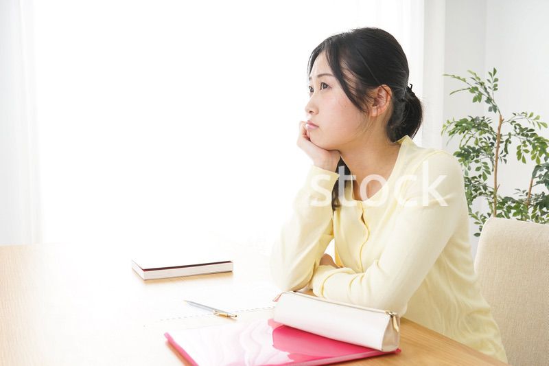 睡眠不足の若い女性