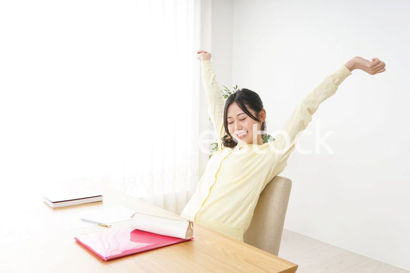 睡眠不足の若い女性