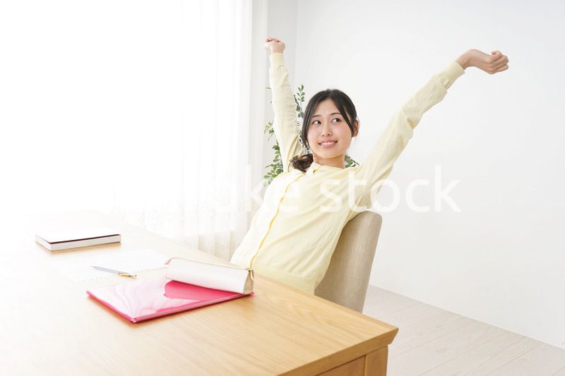 睡眠不足の若い女性