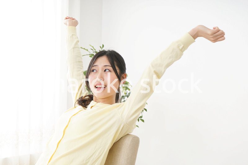 睡眠不足の若い女性