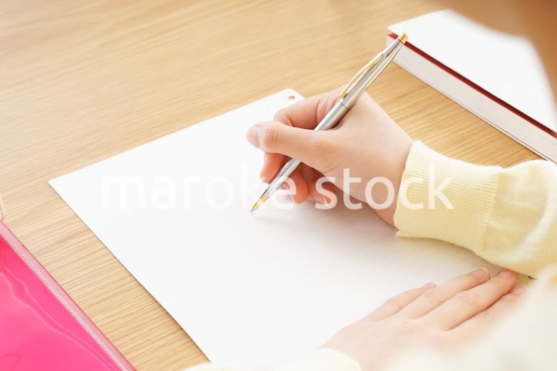 自宅で勉強をする若い女性