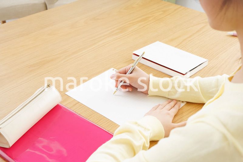 自宅で勉強をする若い女性