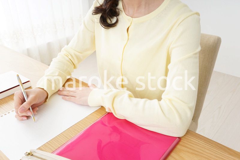 自宅で勉強をする若い女性
