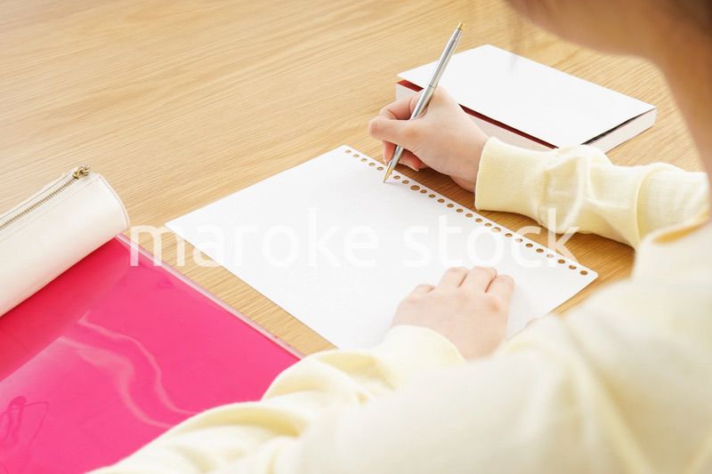 自宅で勉強をする若い女性