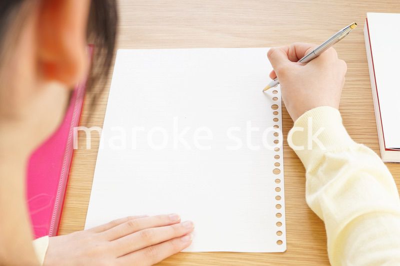 自宅で勉強をする若い女性