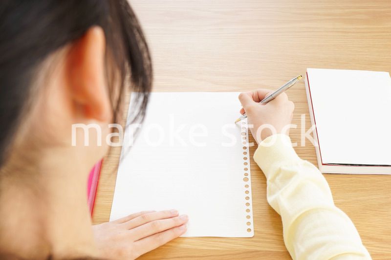 自宅で勉強をする若い女性