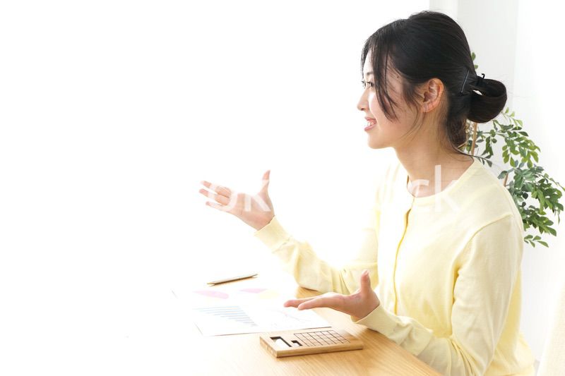 オフィスで打ち合わせをする女性