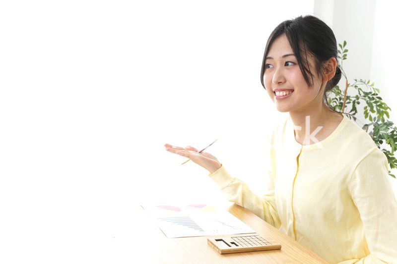 オフィスで打ち合わせをする女性