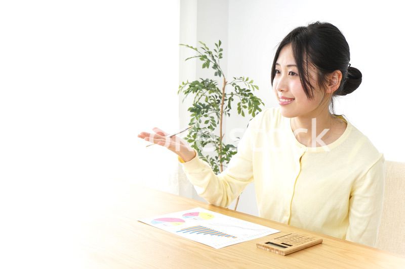 オフィスで打ち合わせをする女性