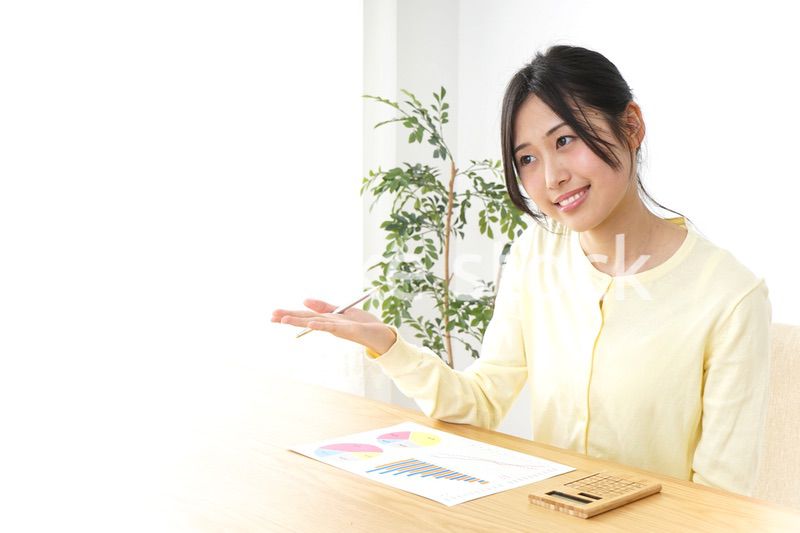 オフィスで打ち合わせをする女性