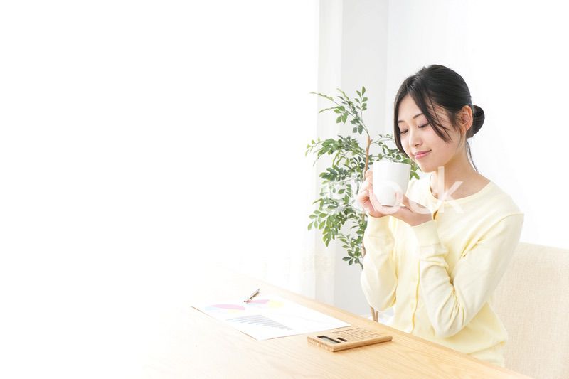 オフィスでコーヒーを飲む女性