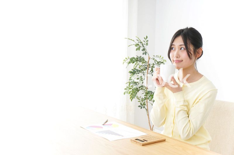 オフィスでコーヒーを飲む女性