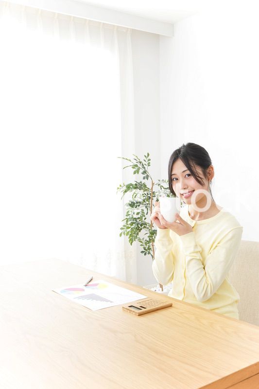 オフィスでコーヒーを飲む女性