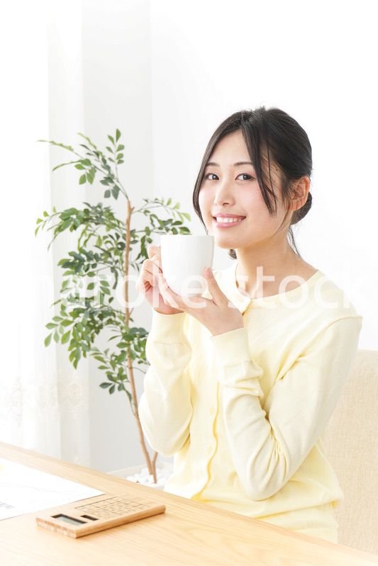 オフィスでコーヒーを飲む女性