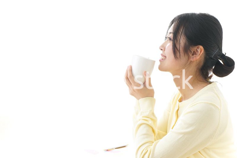 オフィスでコーヒーを飲む女性