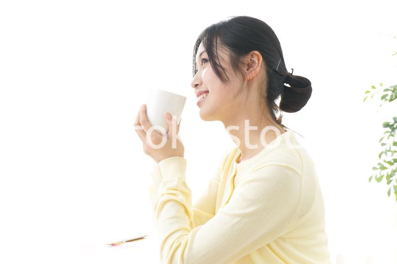 オフィスでコーヒーを飲む女性