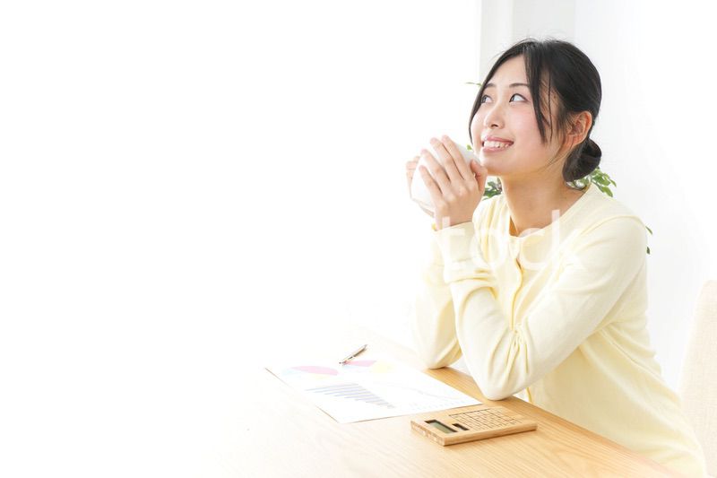 オフィスでコーヒーを飲む女性