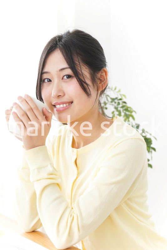 オフィスでコーヒーを飲む女性